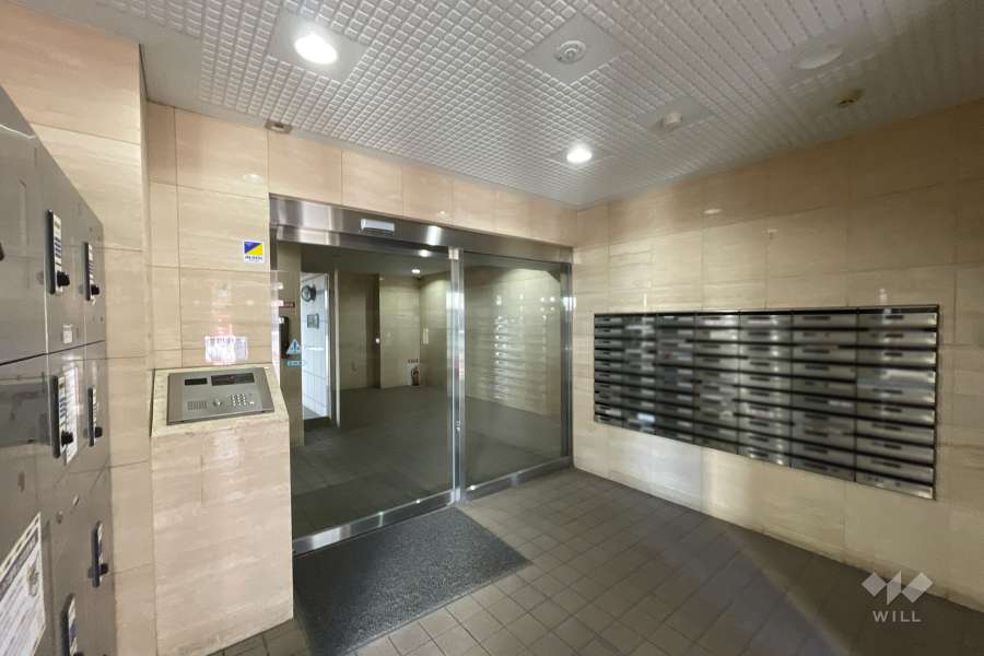 エントランスはオートロック付きです。