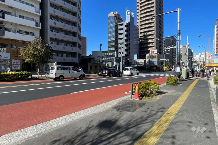 敷地西側の前面道路（南側から）