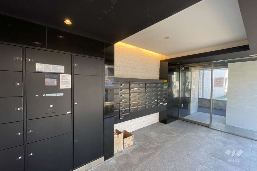 エントランスはオートロック・宅配ボックス付きです。