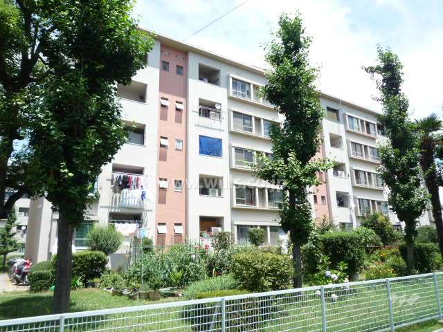 東園田団地3号棟の外観（南から）