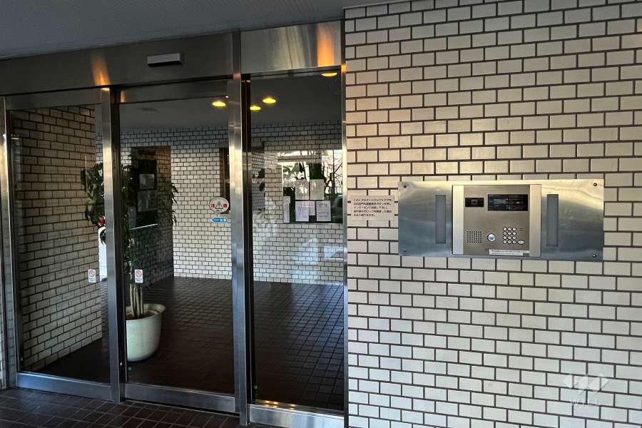 エントランスはオートロック付きです。