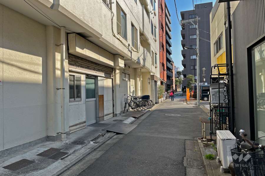 敷地西側の前面道路（北側から）