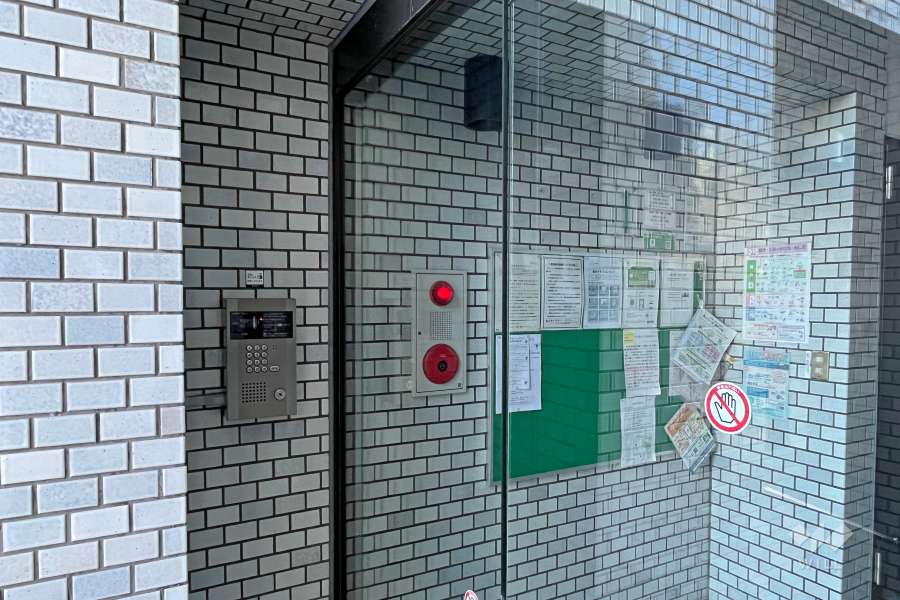 エントランスはオートロック付きです。