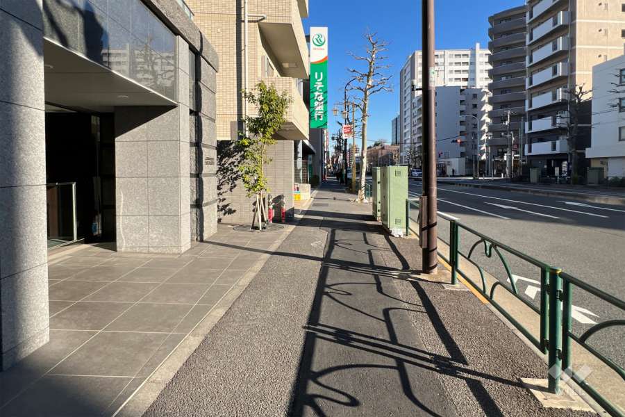 敷地の南側前面道路（西側から）