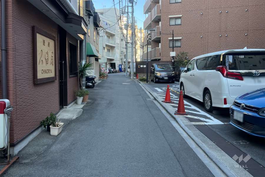 敷地の北側前面道路（西側から）