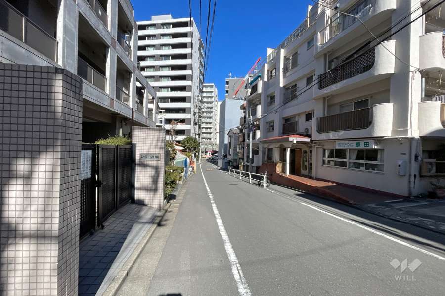 敷地西側の前面道路