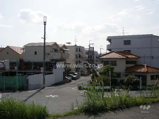 周辺はマンションと戸建が並ぶ住宅街。東側には猪名川が流れています。
