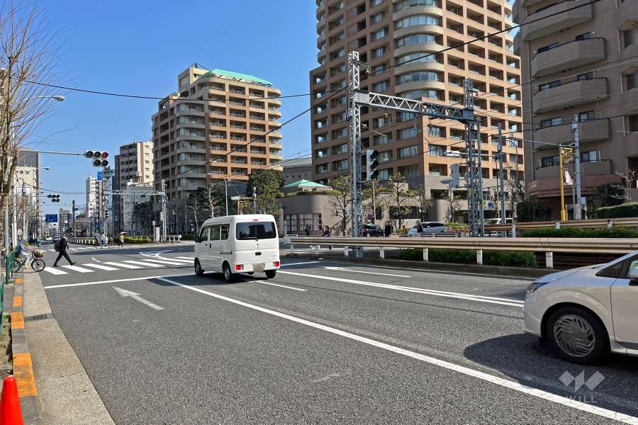 敷地の北側前面道路は新目白通りです（西側から）。