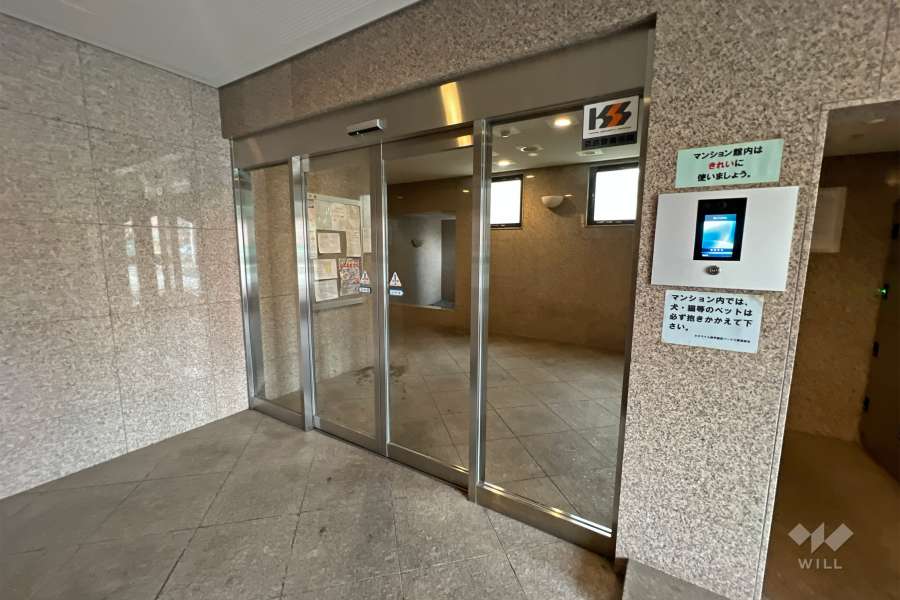 エントランスはオートロック付きです。