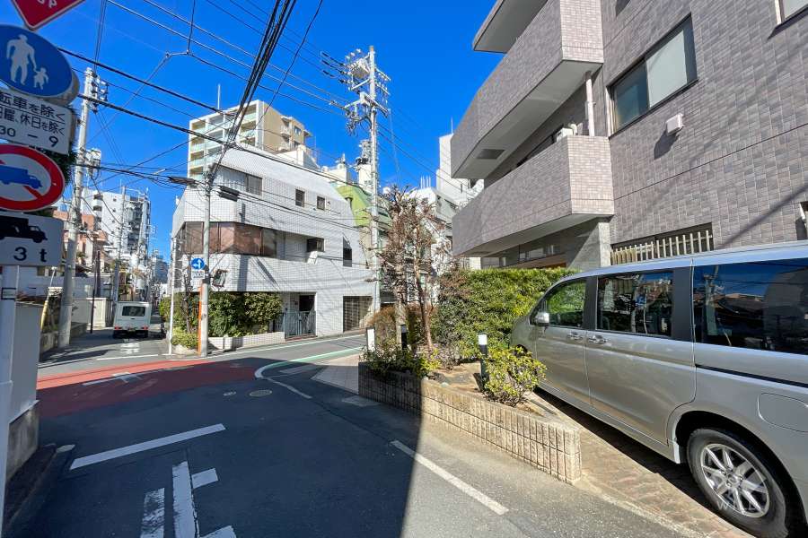 敷地の西側前面道路（南側から）