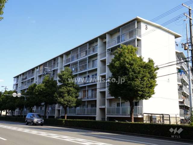 厚生年金小中島団地3号棟の外観（南西側から）