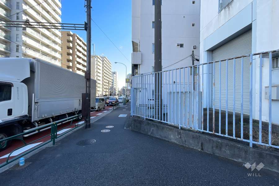 敷地の北側前面道路（西側から）