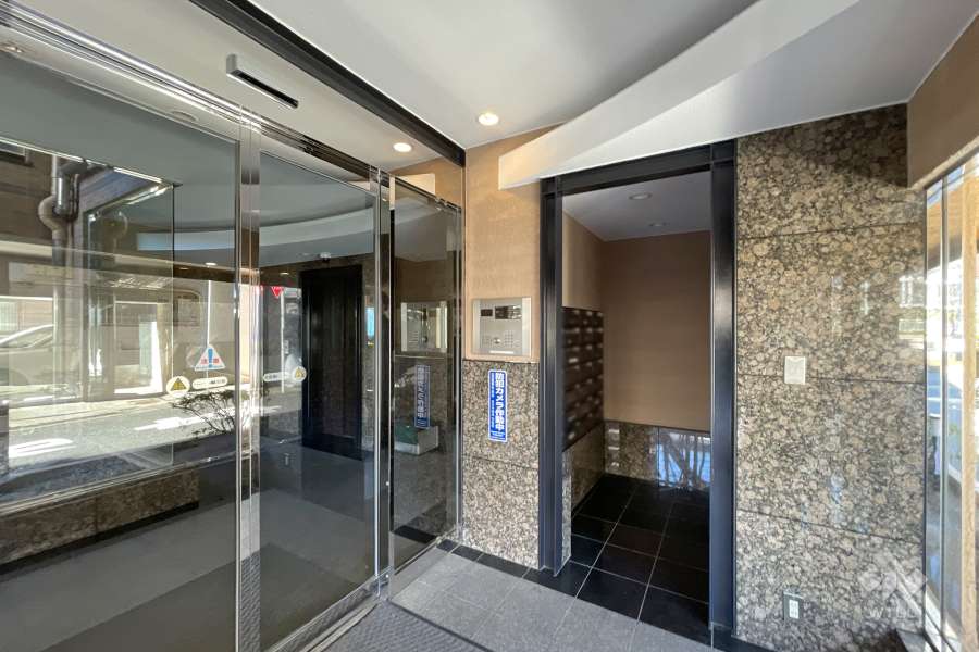 エントランスはオートロック付きです。