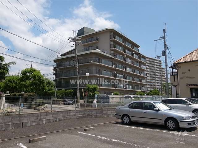 周辺はマンションと一戸建てが混在する住宅地です。