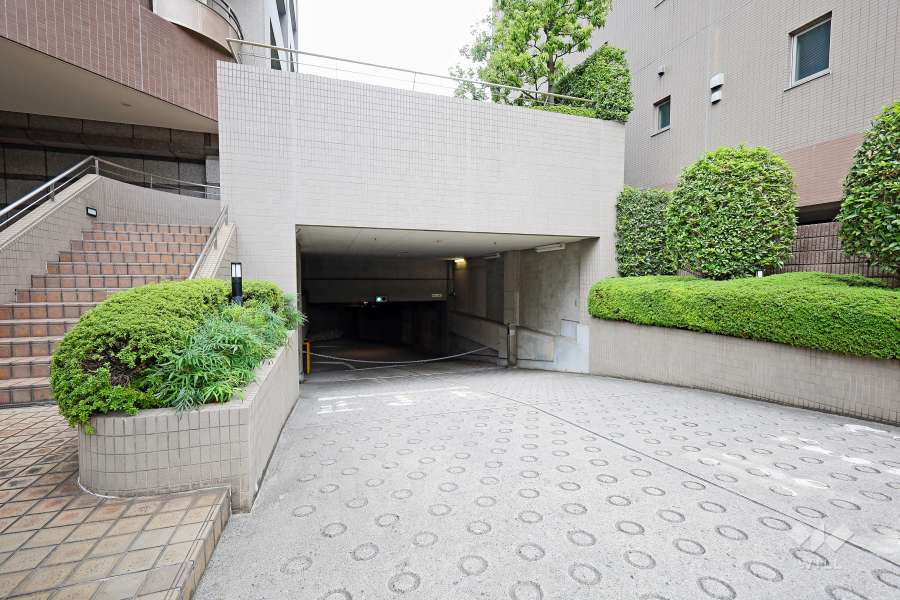 駐車場の出入り口（ロボットゲート付き）