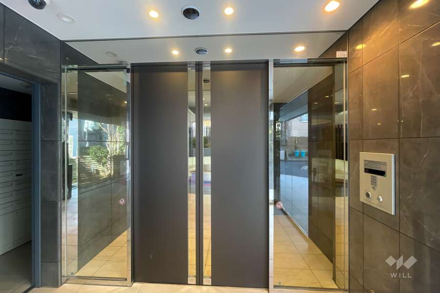 エントランスはオートロック付きです。