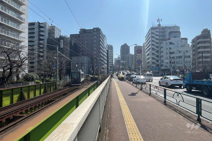 敷地の西側前面道路（北側から）