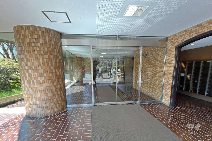エントランスはオートロック付きです。