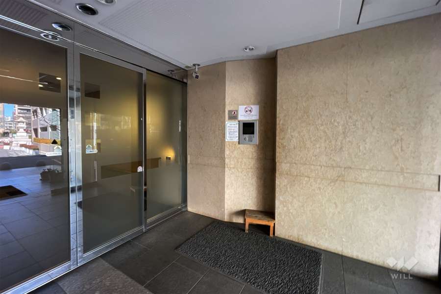 エントランスはオートロック付きです。