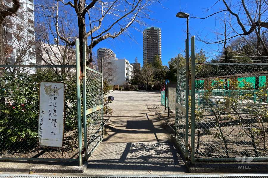 敷地に隣接した『新宿区立甘泉園公園』