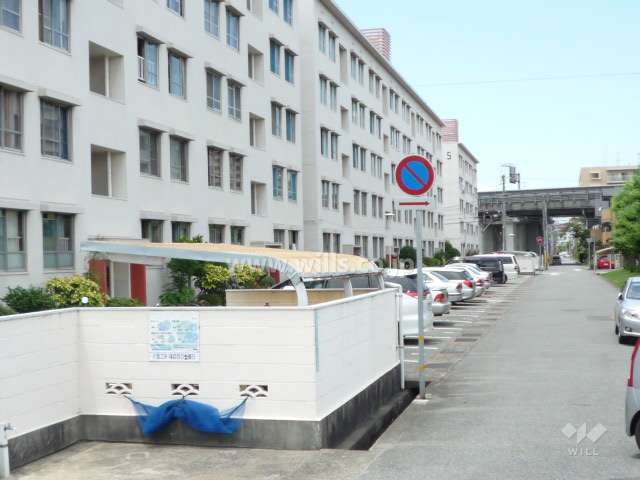 敷地内駐車場（平面式）と駐輪場