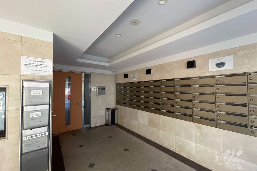 エントランスはオートロック付きです。