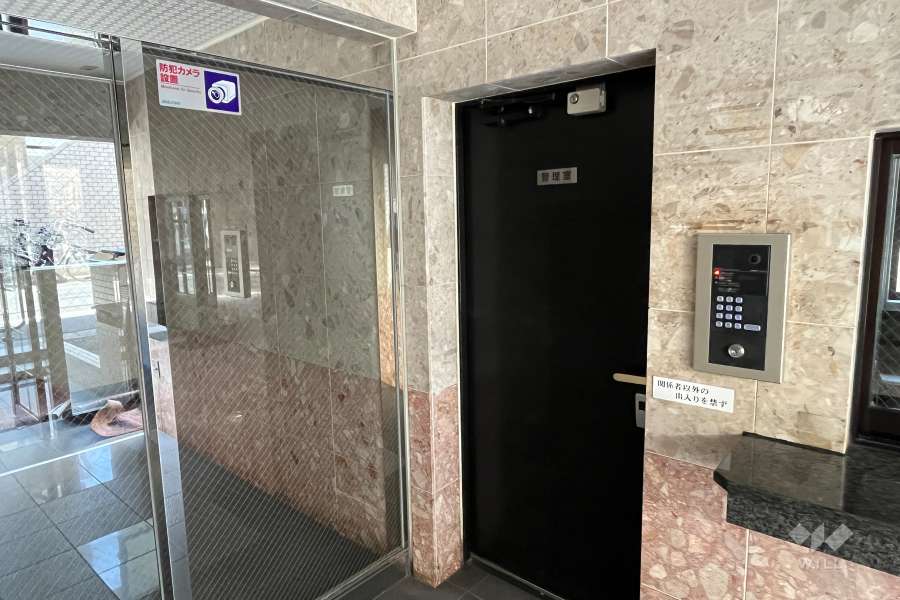 エントランスはオートロック付きです。