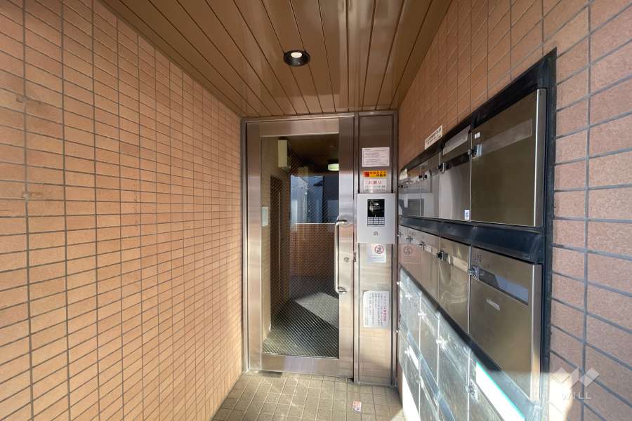 エントランスはオートロック付きです。