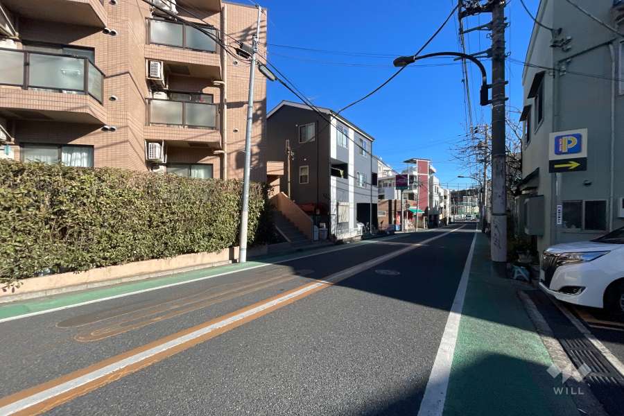 敷地の南東側前面道路（南西側から）