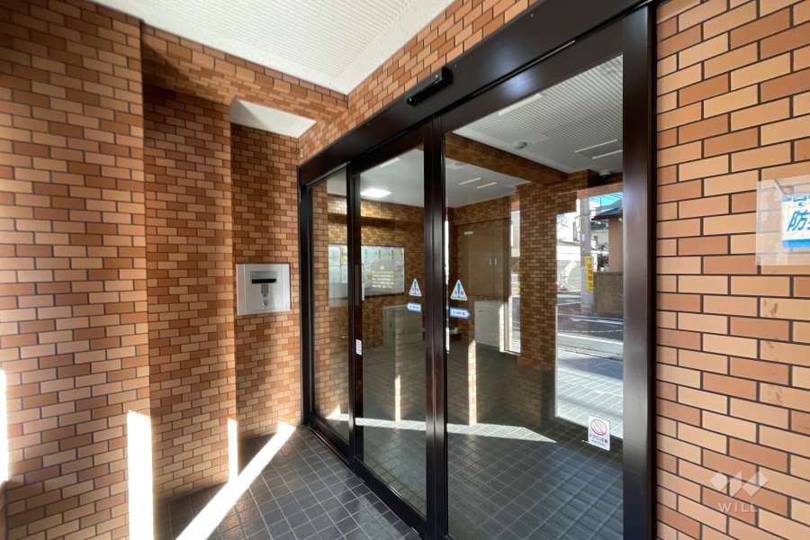 エントランスはオートロック付きです。