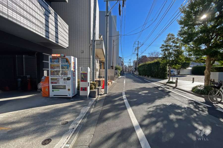 敷地の南側前面道路は恵比寿通りです（東側から）。