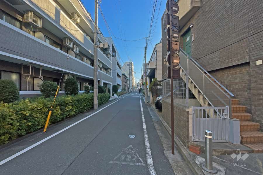 敷地の南側前面道路は葵通りです（西側から）。