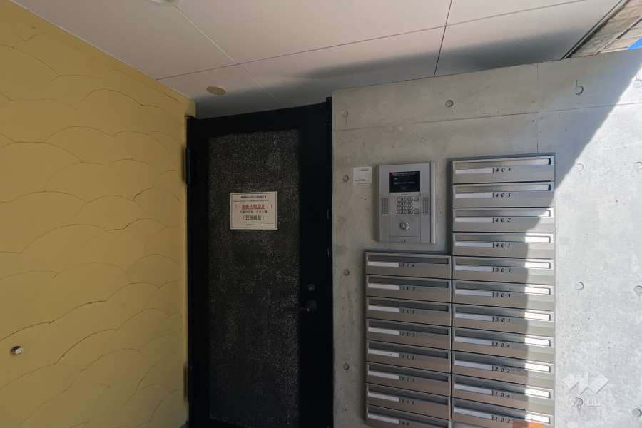 エントランスはオートロック付きです。