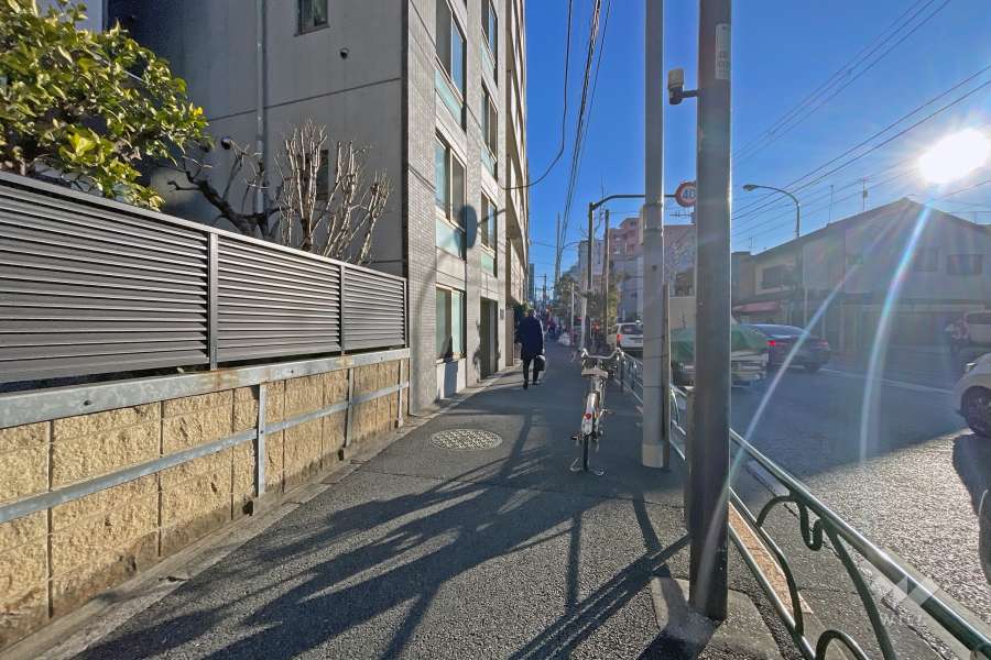 敷地の南側前面道路は新青梅街道です（西側から）。