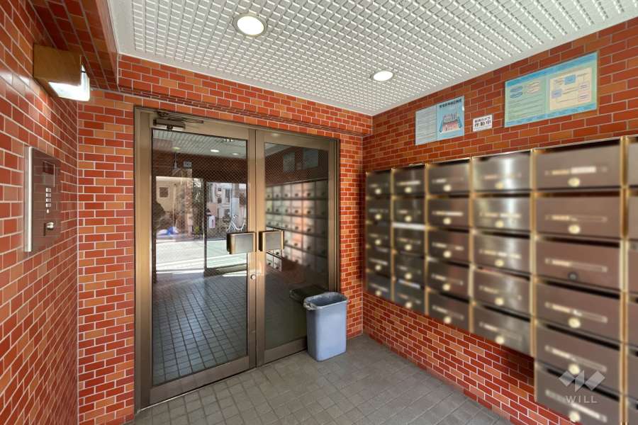 エントランスはオートロック付きです。