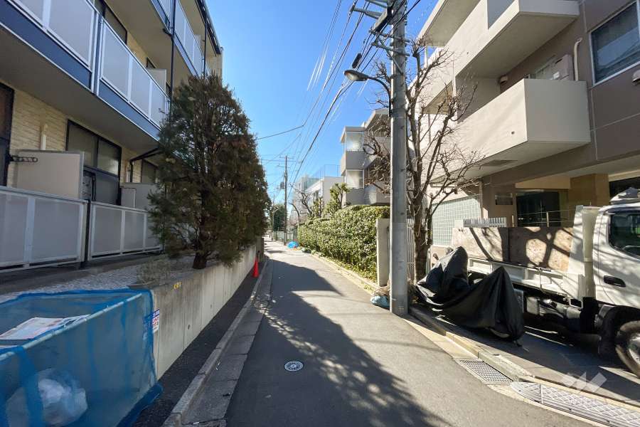 敷地東側の前面道路