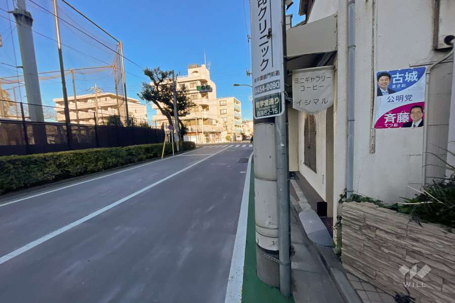 敷地西側の前面道路（南側から）