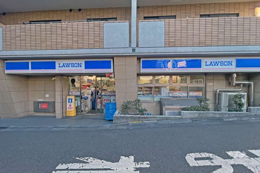 敷地内のコンビニエンスストア