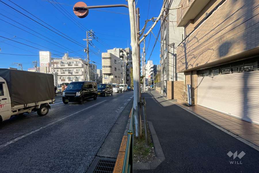 敷地の南側前面道路（東側から）