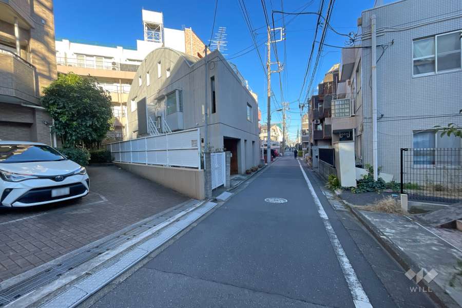 敷地の東側前面道路（南側から）