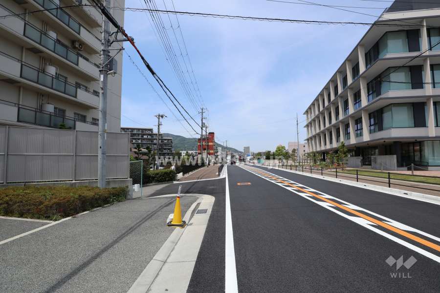敷地北側の前面道路。二車線のバス通りです。