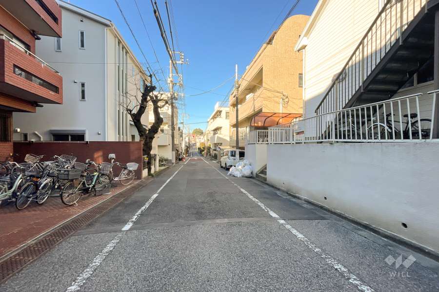 敷地の北側前面道路（東側から）