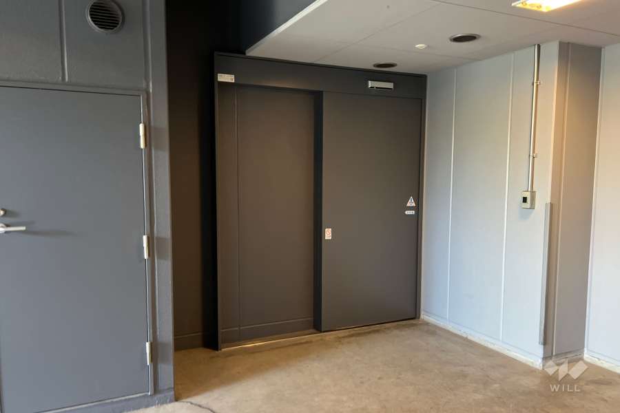 屋内に設けられた駐輪場の出入口