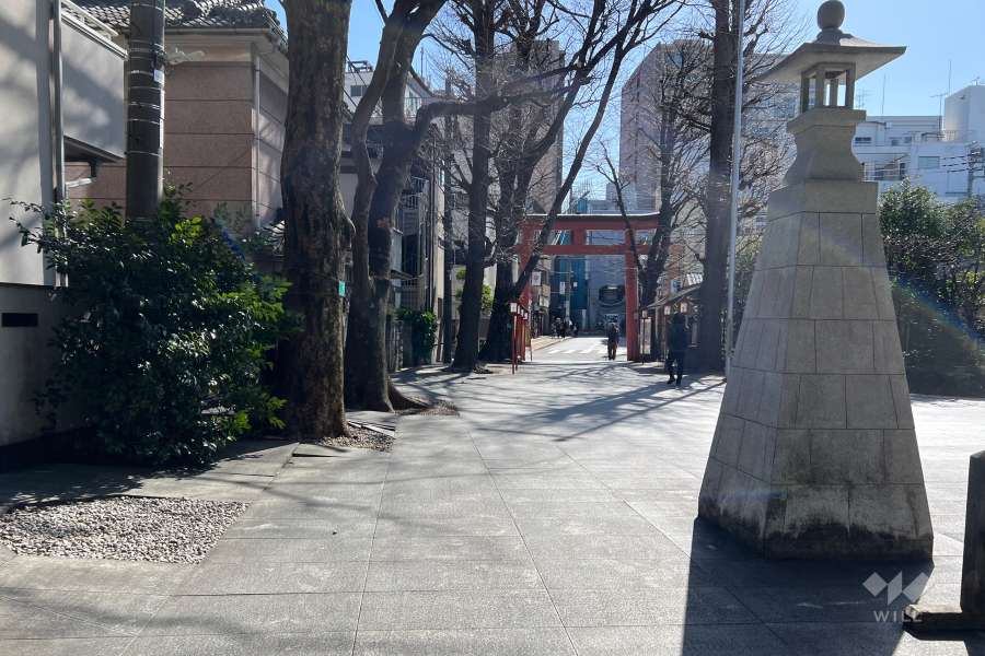 敷地西側は赤城神社の参道に隣接しています。