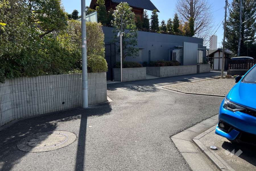 敷地の北西側前面道路（北東側から）