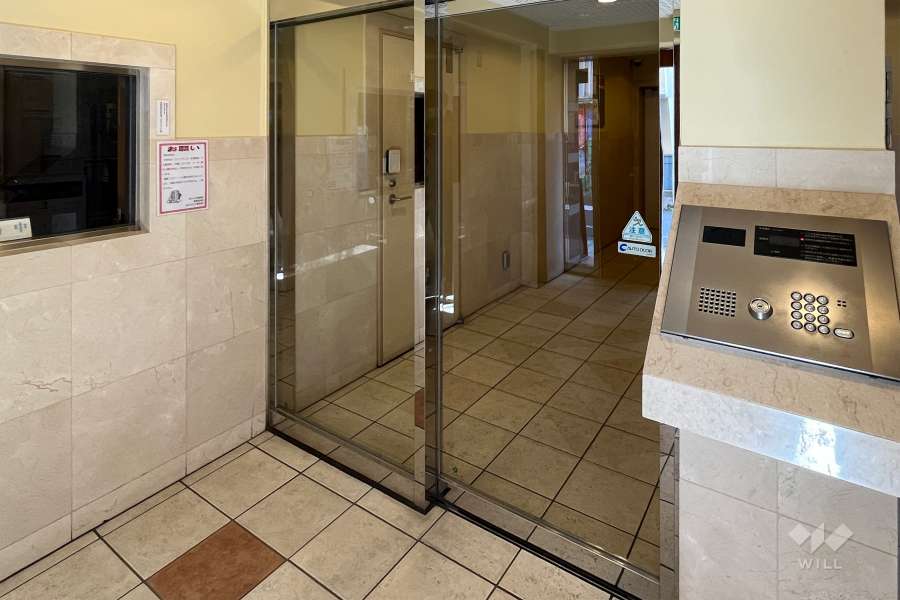 エントランスはオートロック付きです。