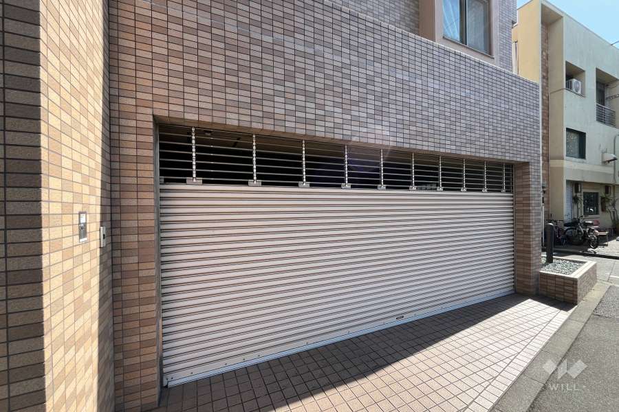 駐車場の出入り口（シャッター付き）