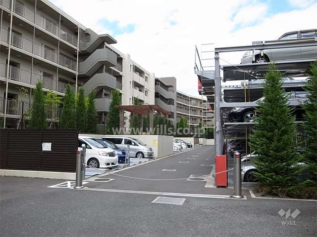 ロボットゲート付きの敷地内駐車場