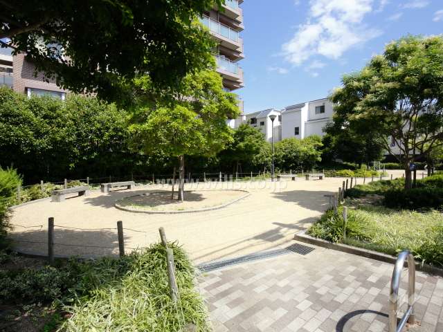 敷地に隣接して小さな公園があります。