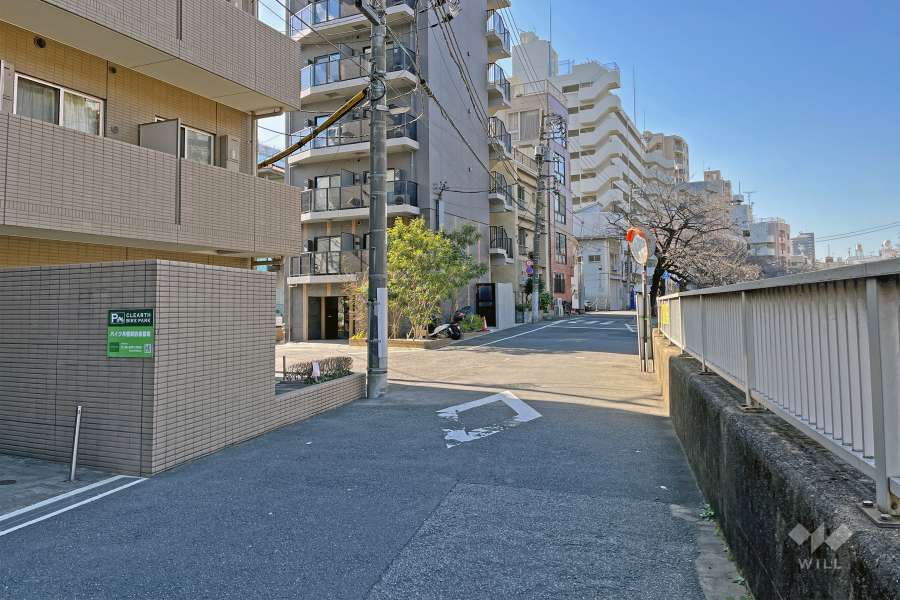 敷地の北側前面道路（東側から）